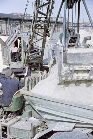 Bau des Gaskombinates Schwarze Pumpe. Dumper wird mit Sand beladen. : Twar płunokombinata Čorna Pumpa. Dumper so z pěskom nakładuje.