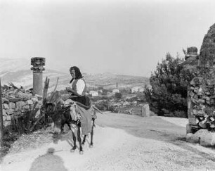 Salona (Solin/Kroatien). Frau auf einem Esel sitzend, Tusculum