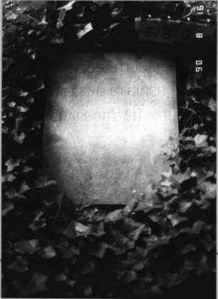 Grabstein 155 (Index: 99618456) Maße HxBxT: 71x55xo.A. cm Besonderheit: Familiengrab: Grabstein 155