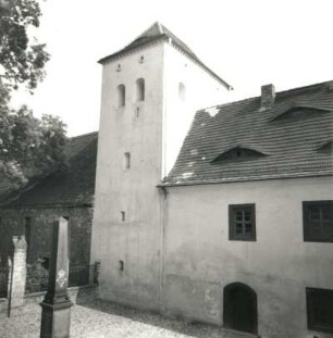 Markranstädt-Großlehna-Altranstädt, Am Schloss 2. Schloss. E. 16./A. 17. Jh.; 1745 (Kirche außer Turm). Schlosshof mit Kirche