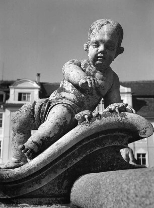 Brunnen der Mariensäule : Eichstätt, Residenzplatz. Brunnen der Mariensäule (1777; M. Pedetti). Putto