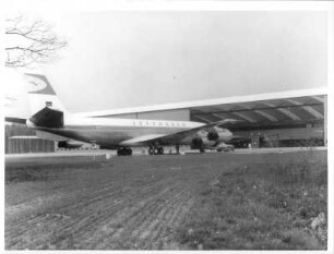 Frankfurt (Main). Lufthansa-Werft. Maschine der Lufthansa wird von Schleppern in Halle gezogen