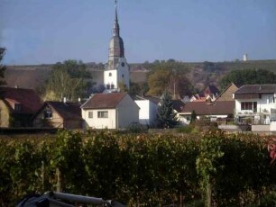 Martinskirche-Ansicht von Südosten mit Kirche (im Kern Romanisch) in Lage zu ebener Erde im Ort in Übersicht