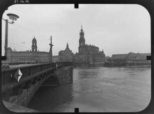 Dresden. Blick vom Neustädter Elbufer über die Augustusbrücke zur Altstadt mit Ständehaus, Residenzschloß, Hofkirche und Italienischem Dörfchen (nach Süden)