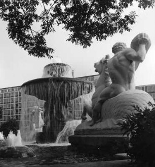 Wittelsbacher Brunnen : Wittelsbacher Brunnen (1890/1895; A. von Hildebrand). Rückenansicht der Allegorie der Zerstörung. München, Lenbachplatz