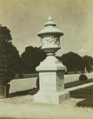Ziervase im Park von Schloss Nymphenburg : München, Park von Schloss Nymphenburg. Ziervase (1785/1798; R. A. Boos)