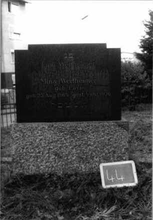 Grabstein 44 (Index: 100081489) Zustand: zerbrochen Maße HxBxT: 107x77x15 cm: Grabstein 44