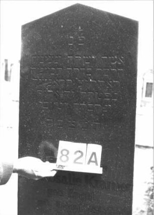 Grabstein 82 (Index: 99808505) Material: Granit Zustand: gut Maße HxBxT: 149x55x29 cm Beschreibung: konische Stele, Sockel, giebelartiger Abschluß: Grabstein 82A