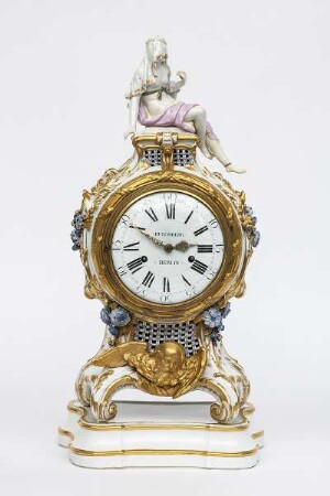 Carl Ludwig Buschberg, Stutzuhr mit Chronos und Aeternitas auf Sockel, um 1775, Inv. Nr. KGK 68/1 a + b