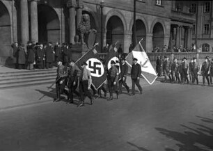 Dresden-Altstadt, Rathausplatz. Vorbeimarsch uniformierter Gruppierungen, darunter SA und wohl auch Binnenschiffer, am Eingang Goldene Pforte