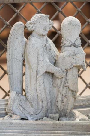 Doppelgrabmal von Graf Gerhard I. von Jülich-Berg und seiner Gemahlin Margarethe von Berg und Ravensberg — Bildnisse der Verstorbenen von Blendarchitektur gerahmt — Engel mit Helm und Wappenschild — Engel mit Helm