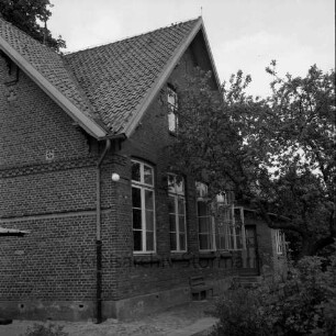 Rade: Volksschule: Rader Weg: Altbau: vorn rechts Schulgarten mit Baum