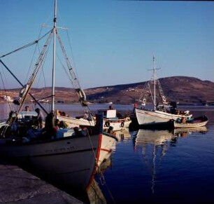 Paros. Fischerboote im Hafen. K2