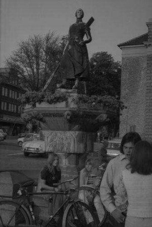 Husum: Marktbrunnen [Tine-Brunnen] mit jungen Leuten