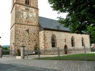 Stadtkirche - Kirchturm und Langhaus von Süden über ehemaligen Kirchhof in Übersicht-20062013e--