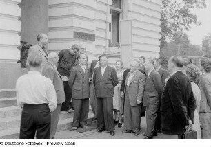 Besucher vor dem "Weißen Haus" (Kulturhaus)