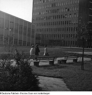 Pädagogische Hochschule; Bau der Sporthalle; Mensa mit Studenten; Innenansicht; Innenhof