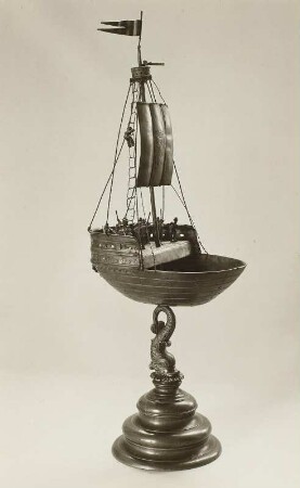 Trinkgefäß in Form eines Segelschiffes