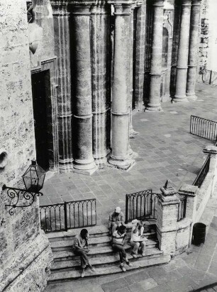 Säulen an der Hauptfassade der stets geschlossenen Kathedrale
