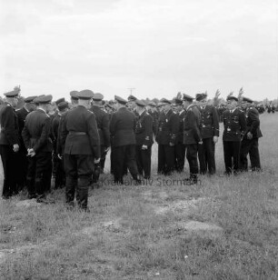 Hamberge: Amtsfeuerwehrfest des Amts Reinfeld-Land: Einweisung der Wehrführer durch Amtswehrführer Gustav Hafemann
