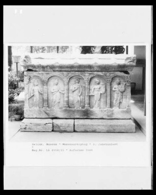 Musensarkophag, Vorderseite mit den Musen Euterpe, Clio, Erato und Kalliope