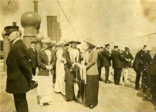 Passagiere flanieren auf dem Sonnendeck eines Passagierdampfers : Bordaufnahmen. Passagiere flanieren auf dem Sonnendeck eines Passagierdampfers