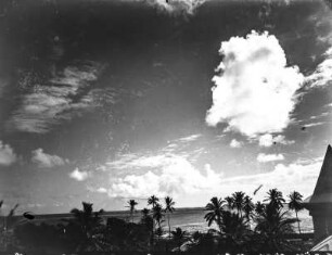 Wolkenstruktur über einer Küste : Blick auf die Wolkenstruktur über einer Küste, vermutlich in Daressalam