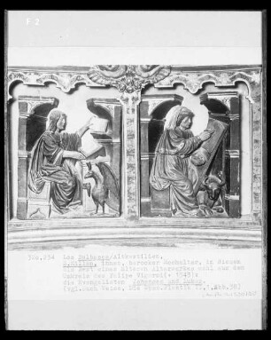 Relief: Die Evangelisten am Pult