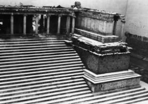 Schnee auf dem Pergamonaltar im zerstörten Museum