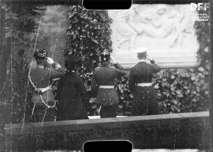 Kaiser Wilhelm II. weiht eine Gedenktafel für die Kaiserin Friedrich von Kronberg ein (18.6.1904) (1904)