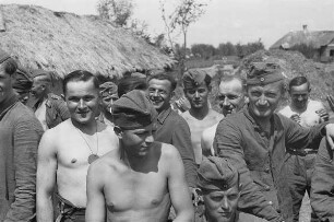 Zweiter Weltkrieg. Zur Einquartierung. Sowjetunion. Wehrmachtsangehörige in einem Dorf