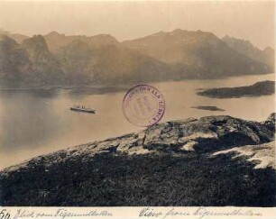 Digermulen auf Hinnöy/Lofoten. Blick vom Digermulenkollen (388 m) auf den Fjord mit Hochseepassagierdampfer "Victoria Luise"