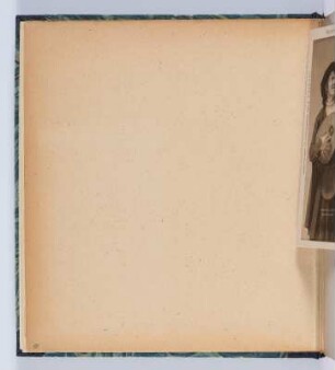 Sammelalbum mit Visitfotos des Bayreuther Festspielhauses und Künstlerpostkarten von Mitwirkenden der Bayreuther Bühnen-Festspiele : Albumseite (vakat)