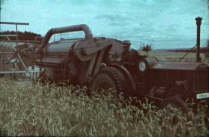 Fotografie: Erntetechnik, Mähdrescher gezogen