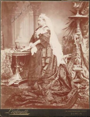 Queen Victoria, Ganzfigur.