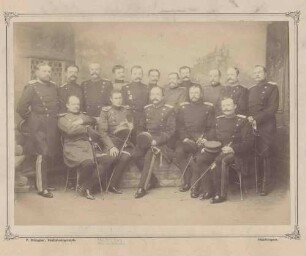 Herzog Albrecht von Württemberg (1865 - 1939) im Kreis von fünfzehn Offizieren in Uniform, teils mit Orden, sitzend oder stehend, in Halbprofil
