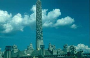 Oslo. Vigeland-Park. Monolith mit Granitskulpturen auf einer Anhöhe