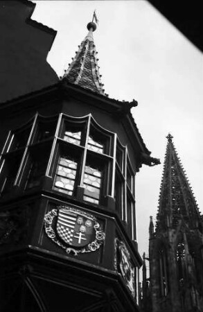 Freiburg: Kaufhauserker und Münsterturm
