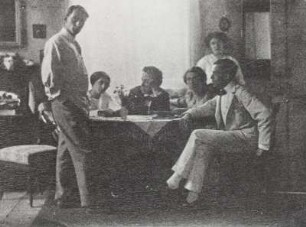Gruppenbild von Freunden im Atelier