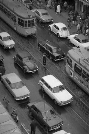 Autoverkehr in der Kaiserstraße