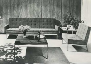 Sofa dreisitzig mod. 67 AC und Sessel mod. 65 C von Florence Knoll