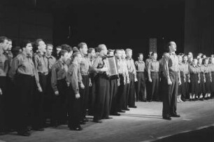 Nationales Kulturensemble der DDR : Auftritt eines Chores