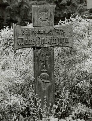 Grabkreuz für Bordmechaniker Walter Jackschinner (gestorben 1942)