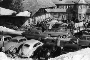 Halde (Hofsgrund): Platz vor der Halde (Hofsgrund) mit Riesenverkehr
