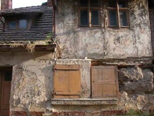 Aschersleben - Bauruine im Zentrum : Dieses Gebäude ist nicht die einzige Bauruine in der Innenstadt, Häuser in ganzen Straßenzügen sind vom Verfall bedroht. Aufgenommen am 30. Mai 2004 in Aschersleben