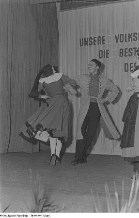 Auftritt einer am Bezirksausscheid der Volkskunstgruppen 1954 teilnehmenden Tanzgruppe