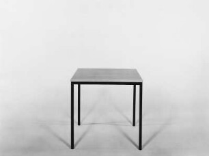 Quadratischer Tisch : Quadratischer Tisch. Holz, folienbeschichtet in Eichenholzoptik, Metall, schwarz beschichtet (1982; VEB Märkische Möbelwerke Trebbin). Leipziger Herbstmesse, 1982