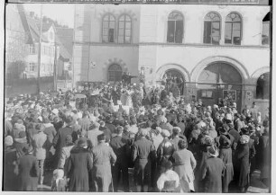 Fasnacht Krauchenwies 1934; Fasnachtsgesellschaft vor der Schule