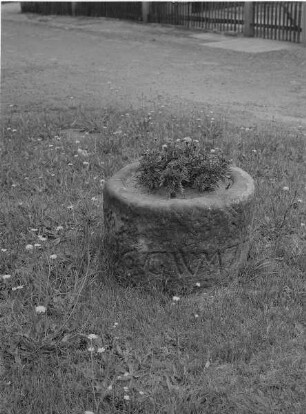 Großer Hirsestampftopf. (als Blumenschale genutzt). 1675. Sandstein. Gohrisch (Kreis Pirna). Schandauer Str./Ecke Schulstraße