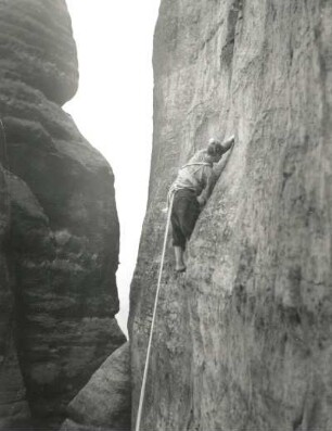 Sächsische Schweiz. Affensteine, Rokokoturm. Seilschaft K. Gonda / W. Müller am Bergfinkenweg (Neuer Westweg, VIII b)